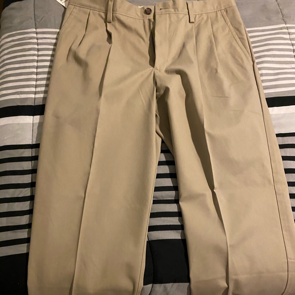 Dockers Classic Fit Khaki, Pleated